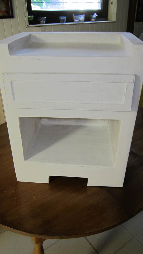 Meuble en carton enduit 