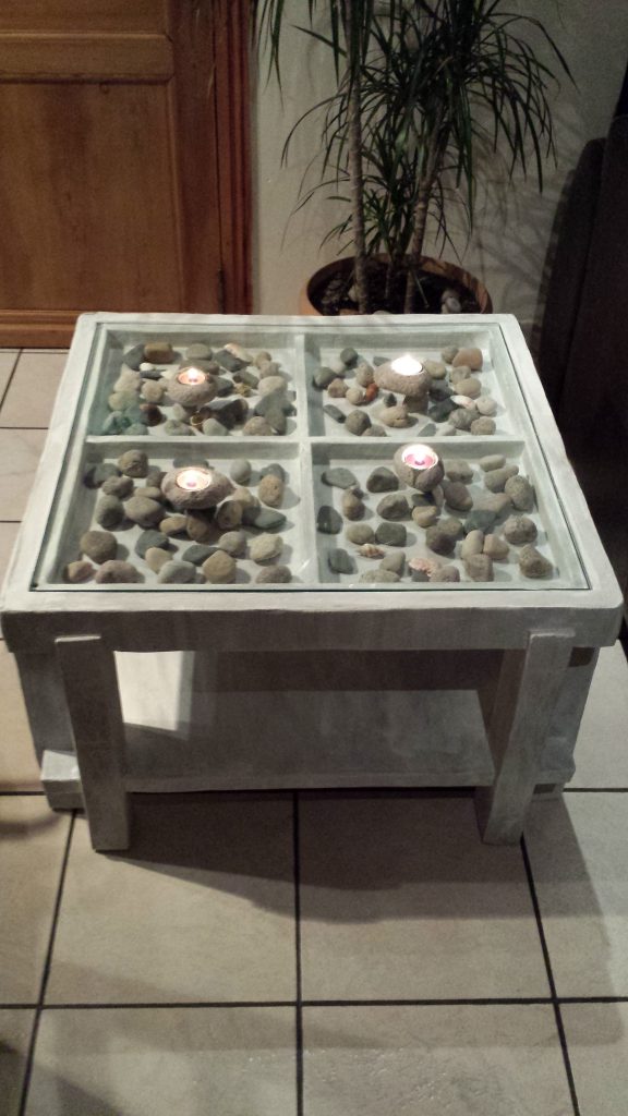 Et une table basse en carton