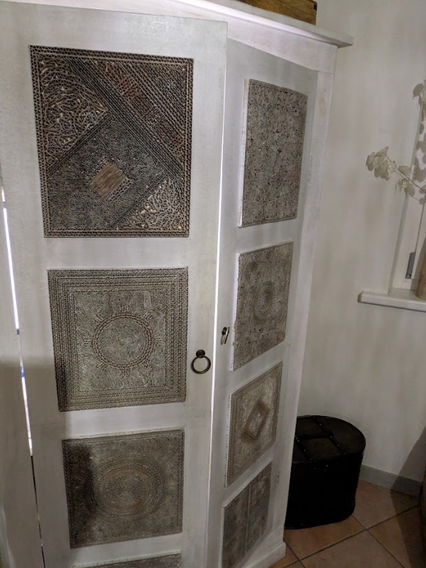 Armoire blanche  décorée avec du carton