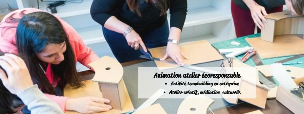 Personnes en train de fabriquer un meuble en carton