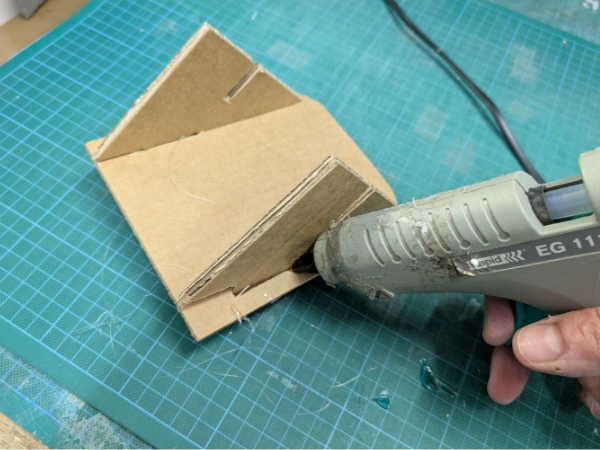 collage au pistolet à colle